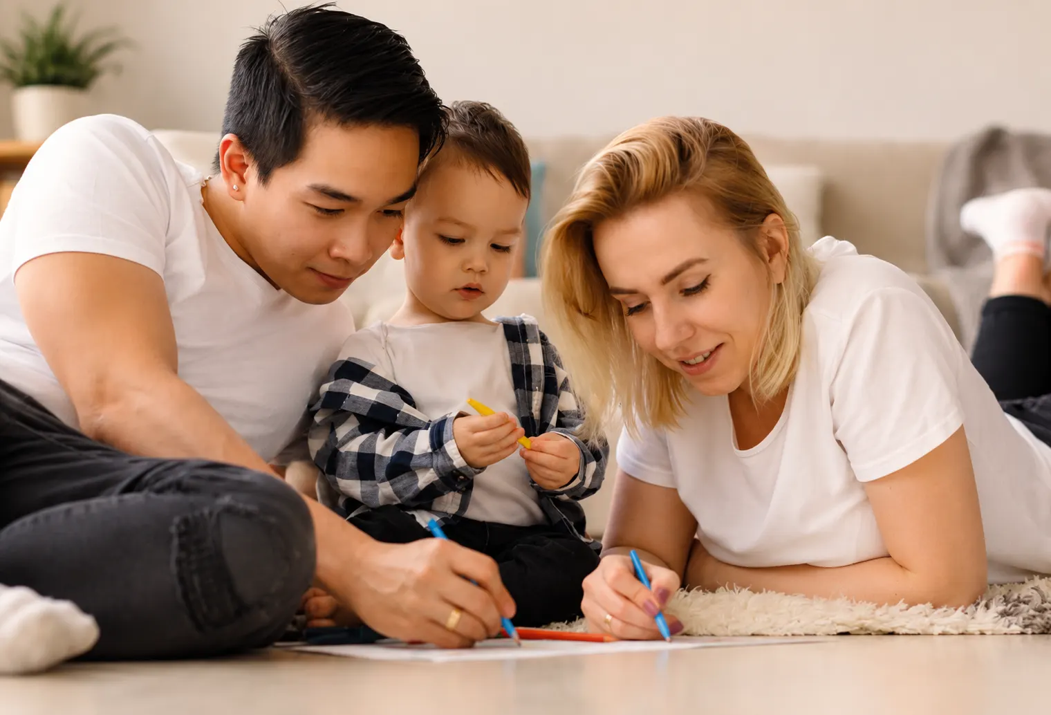 Família cristã realizando atividades bíblicas